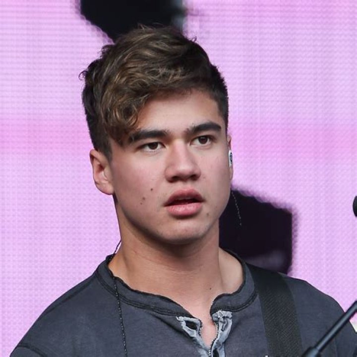 Why Calum Hood is Your Perfect Valentine 1